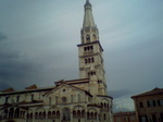 Op het grote plein in Modena staat... jawel, een ouwe kerk
