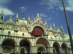 Protserige kerk op San Marco waar mensen in de rij voor staan om entree te betalen
