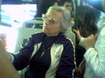 Oma in compleet Kappa tenue in bus